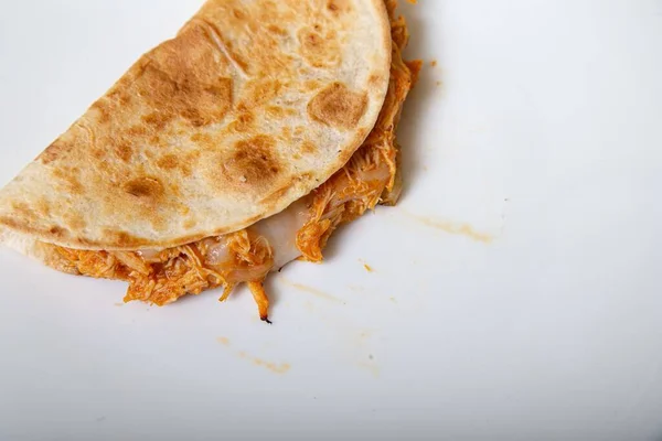 Tabaktaki Yapımı Quesadilla Sına Yakın Plan — Stok fotoğraf