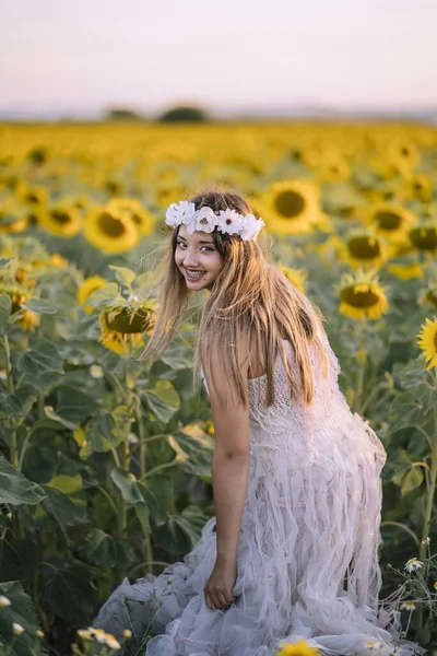 Una Bella Donna Vestita Bianco Sorridente Piedi Nel Campo Girasole — Foto Stock