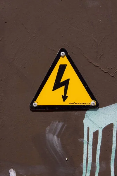 Κάθετη Βολή Κίτρινου Τριγωνικού Σήματος Προειδοποίησης Επικίνδυνης Ηλεκτρικής Τάσης — Φωτογραφία Αρχείου