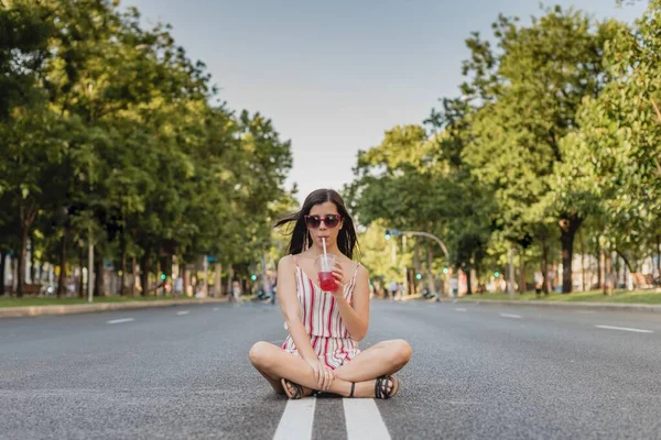 Une Fille Avec Robe Dépouillée Lunettes Soleil Boire Jus Assis — Photo