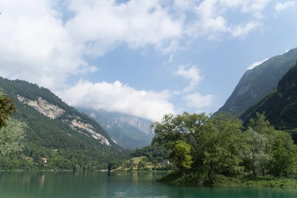 日中はイタリアのトレンティーノに位置し 天皇の穏やかな湖の美しい景色 — ストック写真