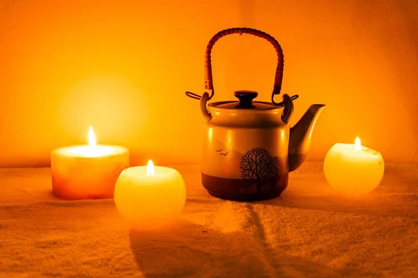 Closeup Shot Burning Candles Teapot Cups Dark Background — Stock Photo, Image