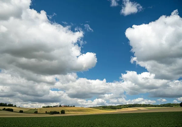 Krásná Krajina Údolí Venkově Pod Zataženou Oblohou — Stock fotografie