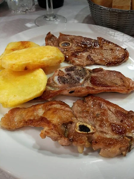 Chuletas Cordero Lechal Brasa Con Patatas — Stockfoto