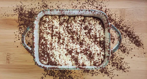 Tiro Alto Ángulo Tiramisú Italiano Sobre Una Mesa Madera — Foto de Stock