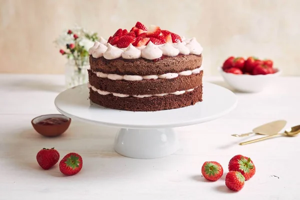 Delicioso Dulce Pastel Con Fresas Baiser Plato — Foto de Stock