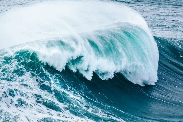 Eine Nahaufnahme Einer Wunderschönen Blauen Meereswelle Nazar Portugal — Stockfoto