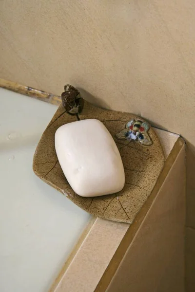 肥皂叶状肥皂盘上的白色肥皂的垂直镜头 — 图库照片