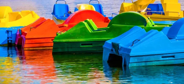 Eine Abstrakte Aufnahme Bunter Tretboote Mit Ihren Spiegelungen Wasser — Stockfoto