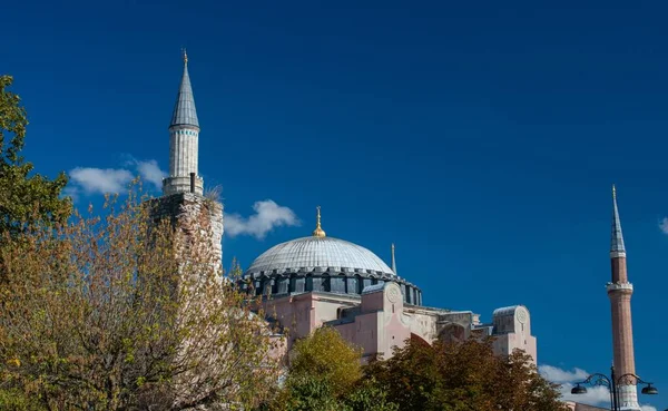 Cúpulas Minaretes Museu Haggia Sophia Contra Céu Azul Istambul Turquia — Fotografia de Stock