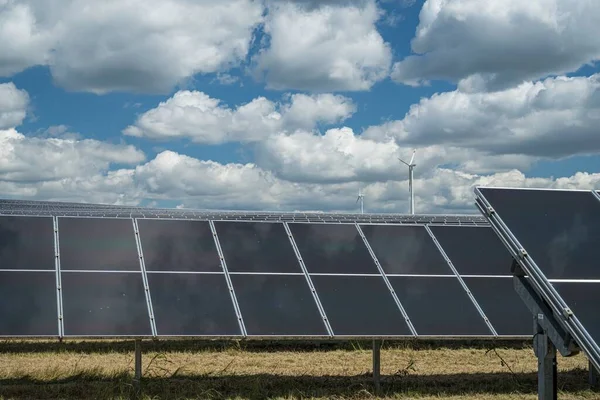 Los Paneles Solares Campo Grano Campo Bajo Cielo Nublado — Foto de Stock