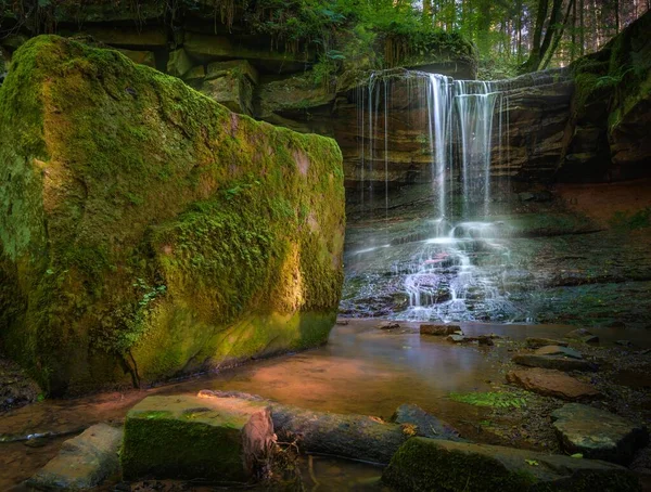 Ein Wasserfall Fließt Tagsüber Durch Den Wald — Stockfoto