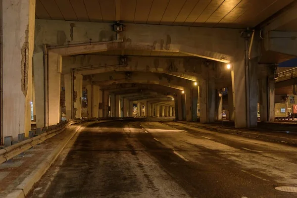 Poziome Ujęcie Pustego Starego Tunelu Mieście Nocy — Zdjęcie stockowe