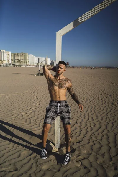 Tiro Vertical Homem Caucasiano Com Tatuagens Seus Braços Pernas Peito — Fotografia de Stock