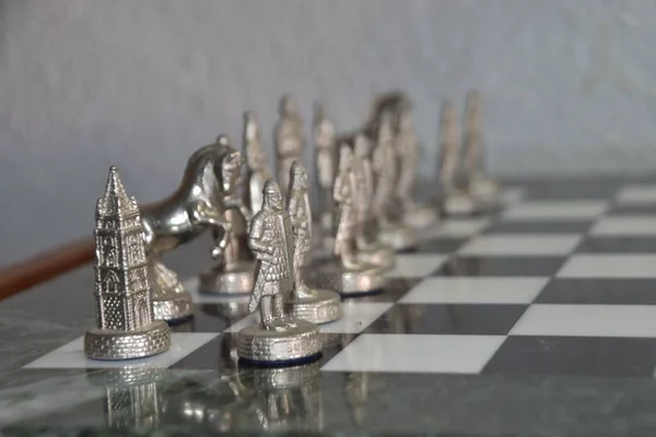 Крупный План Серебряных Реалистичных Шахматных Фигур Доске — стоковое фото