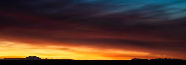 曇り空の美しいオレンジ色の夕日 — ストック写真