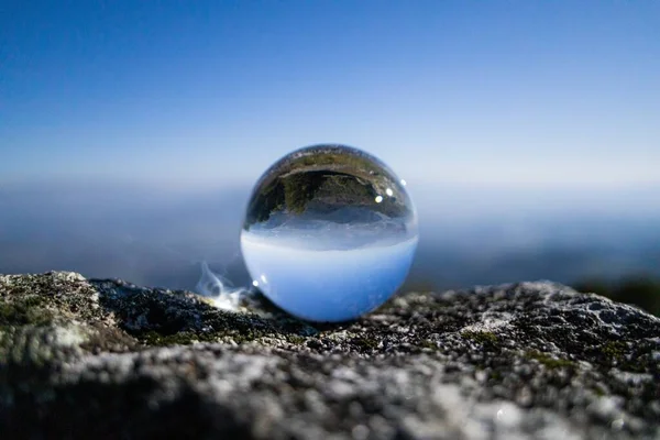 Primer Plano Una Bola Cristal Sobre Roca Con Reflejos Del — Foto de Stock