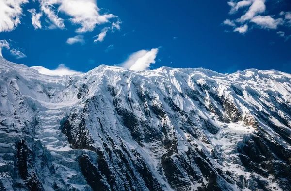 天空中白雪覆盖的山顶映衬着令人惊叹的景象 — 图库照片