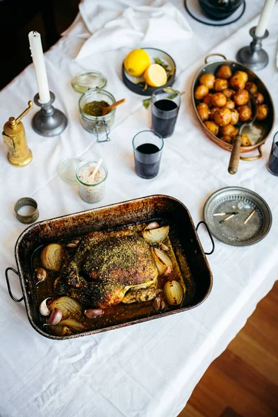 Pollo Asado Con Atar Bandeja Tostado Vintage Servida Mesa Almuerzo — Foto de Stock