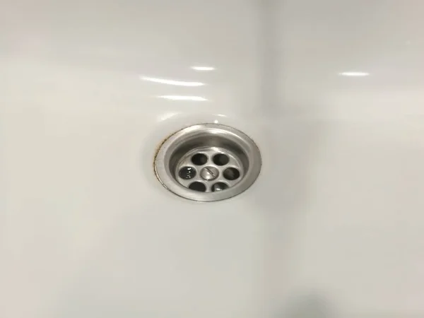 Beyaz Seramik Lavabonun Alt Kısmının Makro Görüntüsü Ortada Bir Silo — Stok fotoğraf