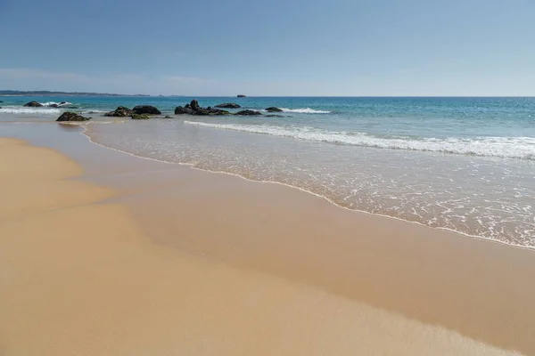 Κύματα Της Θάλασσας Συντρίβονται Βράχια Και Αμμώδη Παραλία Μια Ηλιόλουστη — Φωτογραφία Αρχείου