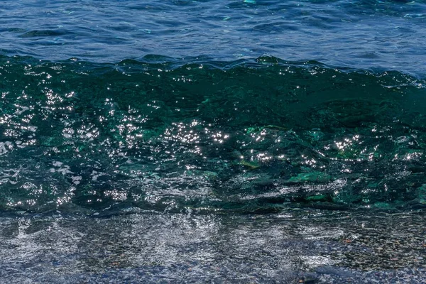 Een Prachtig Tafereel Van Golven Aan Zee Onder Het Zonlicht — Stockfoto