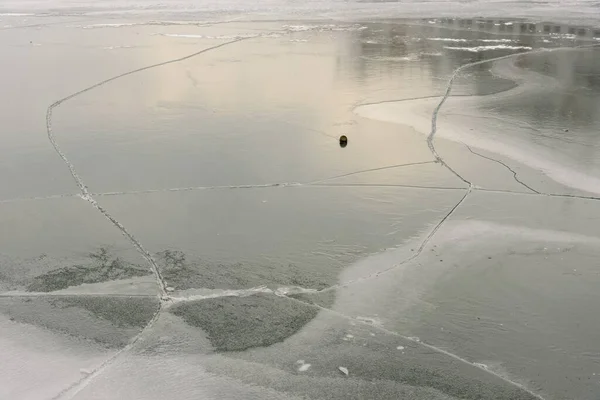 Tiro Close Lago Congelado Durante Inverno Com Uma Única Rocha — Fotografia de Stock