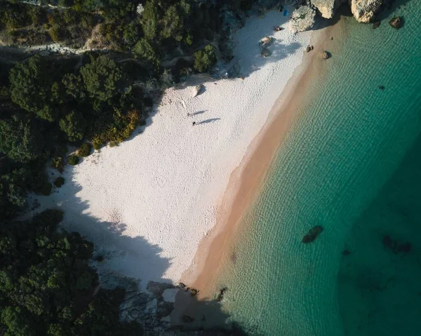 Вид Повітря Тропічний Спокійний Пляж Оточений Скелями Деревами Знайдено Рай — стокове фото