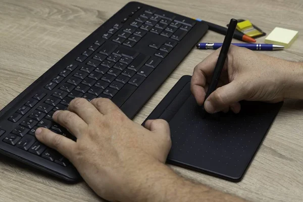 Una Toma Ángulo Alto Humano Trabajando Una Tableta Gráfica —  Fotos de Stock