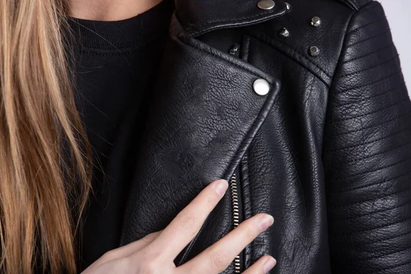 Een Jonge Vrouw Met Een Zwart Jasje Tegen Een Witte — Stockfoto