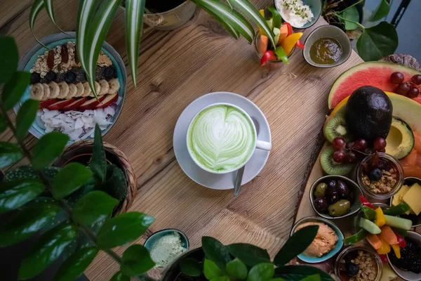 Una Toma Alto Ángulo Del Café Matcha Latte Sobre Mesa — Foto de Stock