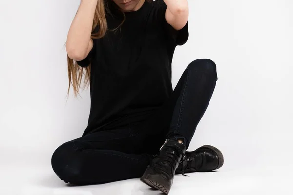 Een Jong Vrouwtje Met Een Zwart Shirt Met Korte Mouwen — Stockfoto