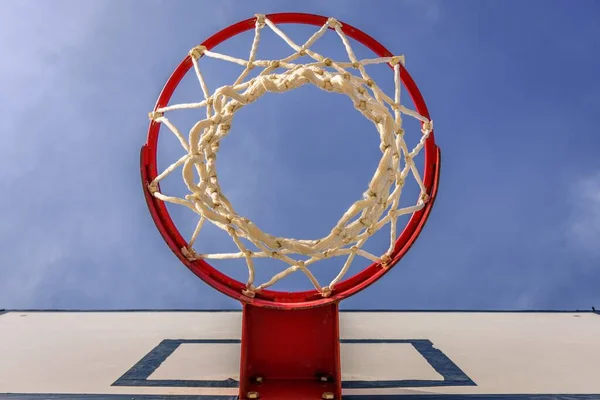 Tiro Ângulo Baixo Aro Basquete Com Céu Azul Fundo — Fotografia de Stock