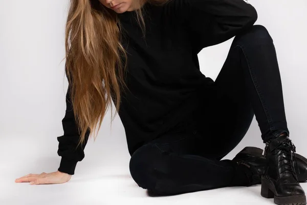 Een Jong Vrouwtje Met Een Zwart Shirt Met Lange Mouwen — Stockfoto