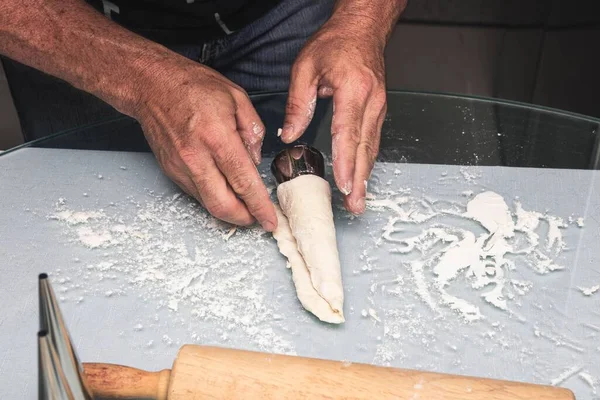 Mężczyzna Kucharz Robi Bułki Ciasta Stole Kuchennym — Zdjęcie stockowe