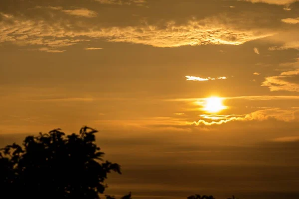 Krásný Žlutý Zářící Západ Slunce Pronikající Skrz Mraky — Stock fotografie