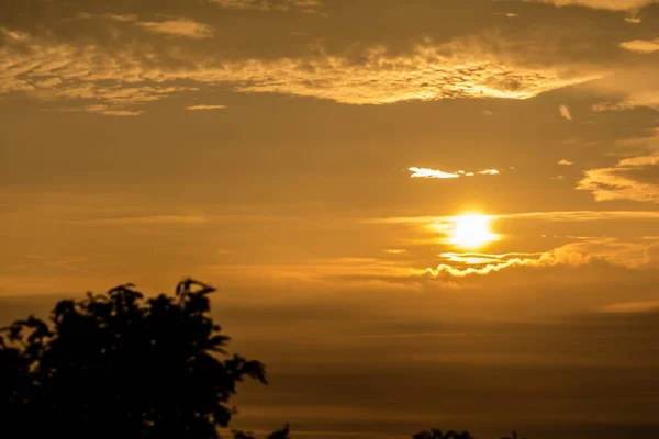 Bel Giallo Splendente Tramonto Penetrante Tra Nuvole — Foto Stock