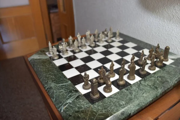 Высокоугольный Снимок Шахматной Доски Реалистичными Серебряными Бронзовыми Фигурами — стоковое фото