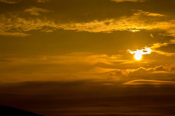 Belo Pôr Sol Amarelo Brilhante Que Atravessa Nuvens — Fotografia de Stock