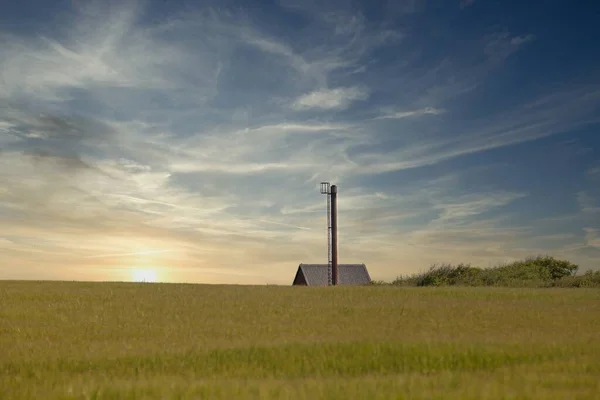 Uno Scatto Paesaggistico Campo Verde Sotto Cielo Blu Una Zona — Foto Stock