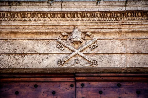 Vecchio Edificio Pietra Con Chiavi Intagliate Ornamento Perfetto Carta Parati — Foto Stock