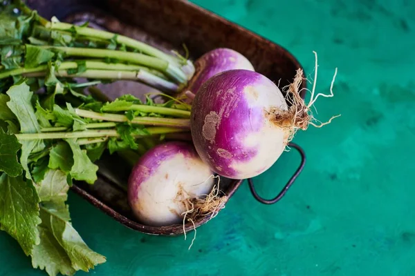 Overhead Shot Fresh Organic Turnips Wooden Tray Green Surface — Stock Photo, Image