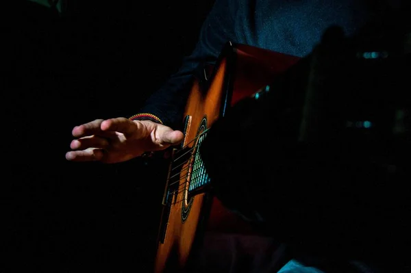 Close Músico Tocando Guitarra Sob Luzes — Fotografia de Stock