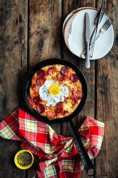 Hemlagad Surdeg Frukost Pizza Bakad Gjutjärn Skillet Med Pepperoni Korv — Stockfoto