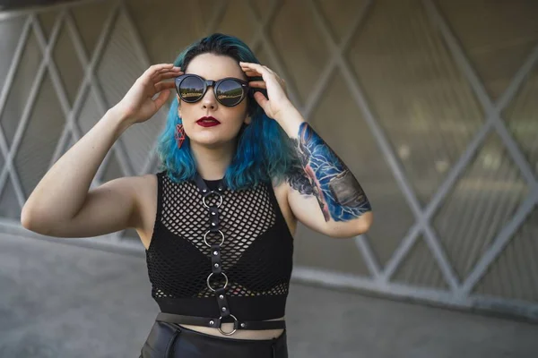 Μια Ευρωπαία Τατουάζ Και Μπλε Μαλλιά Που Φοράει Γυαλιά Ηλίου — Φωτογραφία Αρχείου