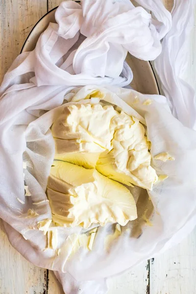 Ein Vertikaler Schuss Käse Einem Weißen Tuch Auf Einem Holztisch — Stockfoto