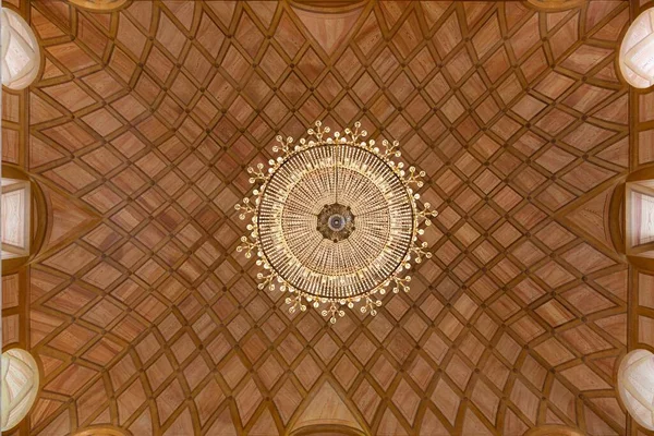 Ceiling Patterns Symmetry Luxurious Chandelier Center Photo Taken — Stock Photo, Image