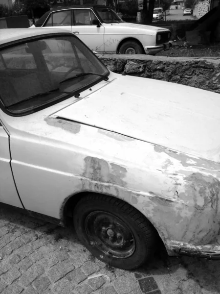 Tiro Vertical Escala Cinza Velho Carro Branco Enferrujado Uma Rua — Fotografia de Stock