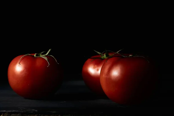 Eine Nahaufnahme Von Drei Frischen Tomaten Auf Schwarzem Hintergrund — Stockfoto