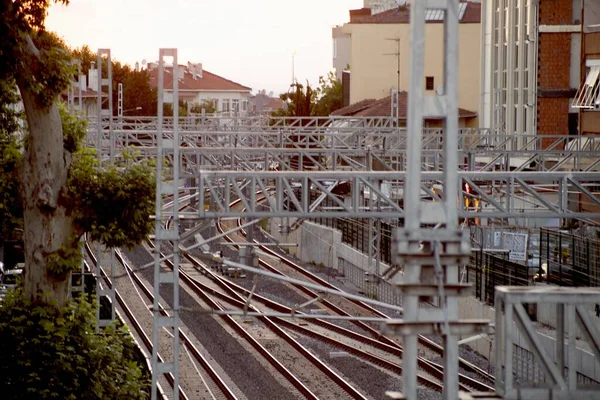 Železniční Stanice Vedle Budov — Stock fotografie